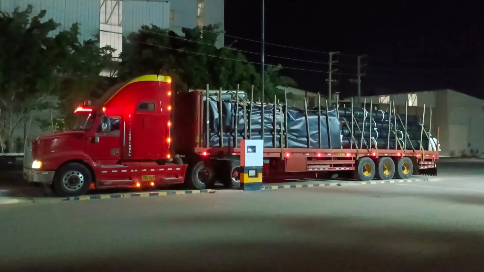 Unidad tracto-plataforma T3S3 de Kenova Transportes de perfil