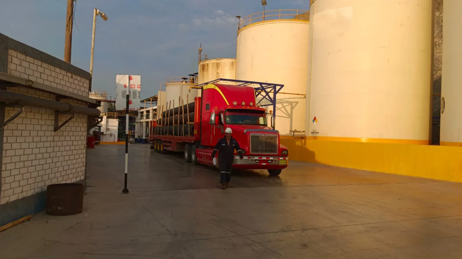 Unidad Kenova Transportes cargada, al atardecer